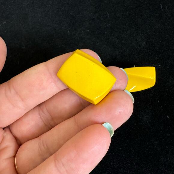 Vintage 80s 90s Bright Yellow Plastic Illusion Curved Statement Stud Earrings - Picture 4 of 5